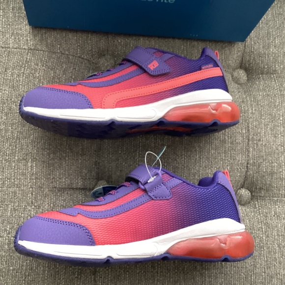 Stride Rite Made2Play® Surge Bounce Sneaker (Little Kid) 3 M - Picture 2 of 14